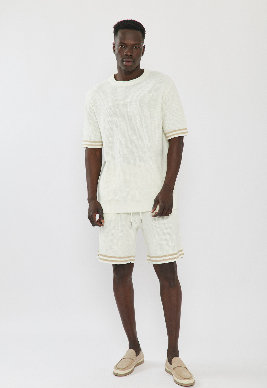 טי-שירט אוברסייז לגברים בצבע לבן עם פסים בקצה