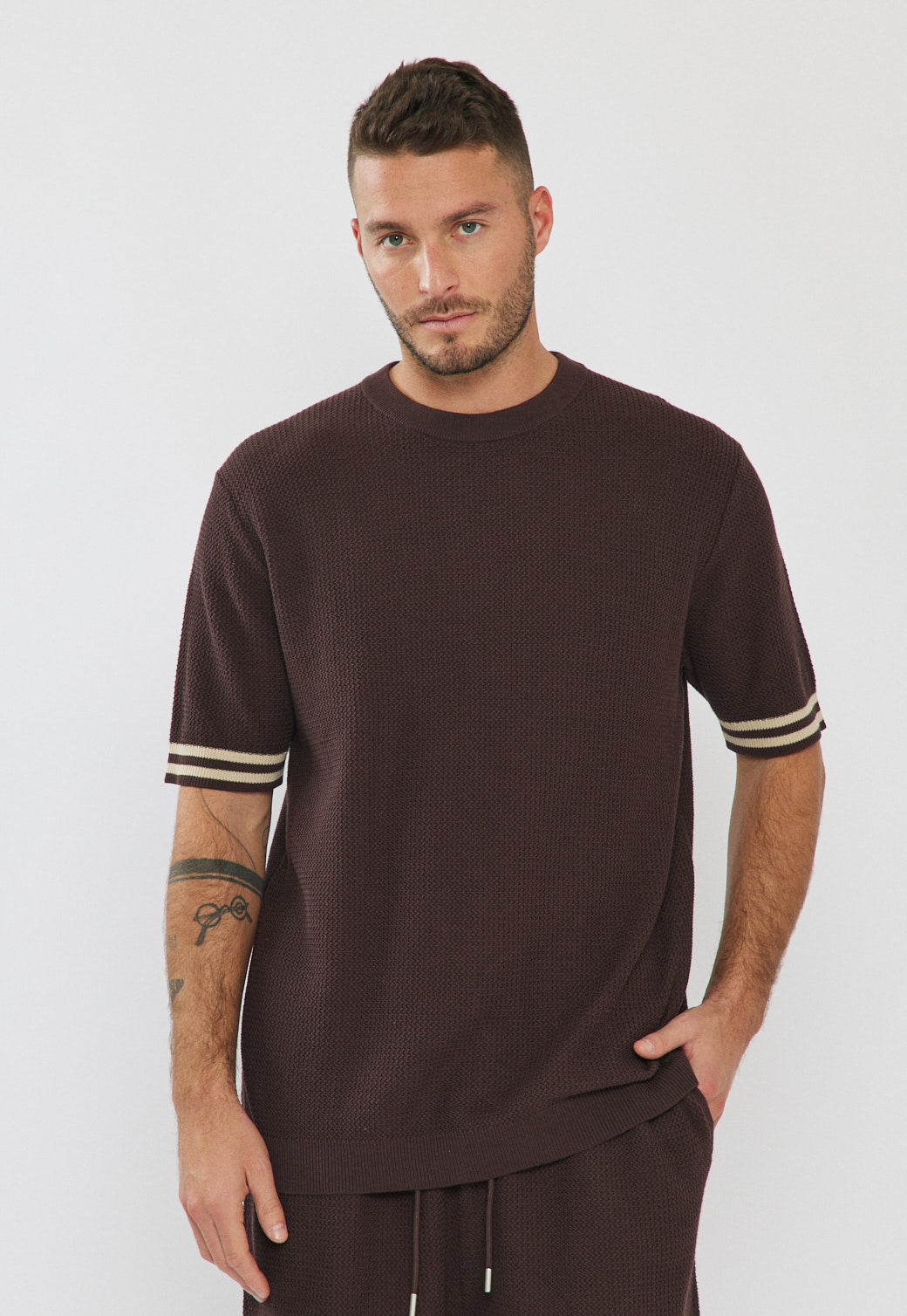 טי-שירט לגברים בצבע חום