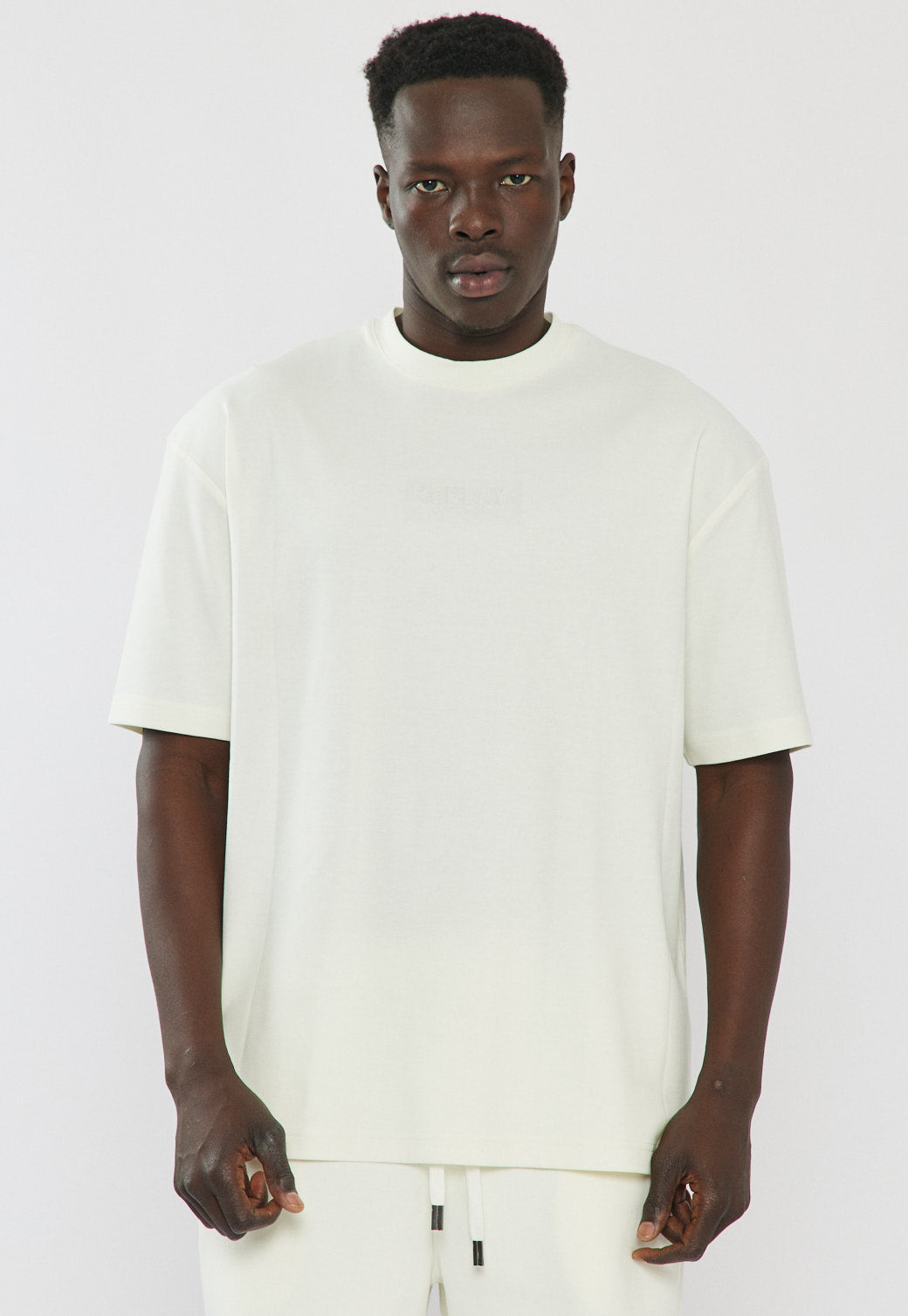 טי-שירט לגברים בצבע לבן