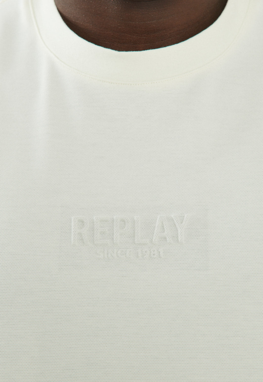 טי-שירט לגברים בצבע לבן