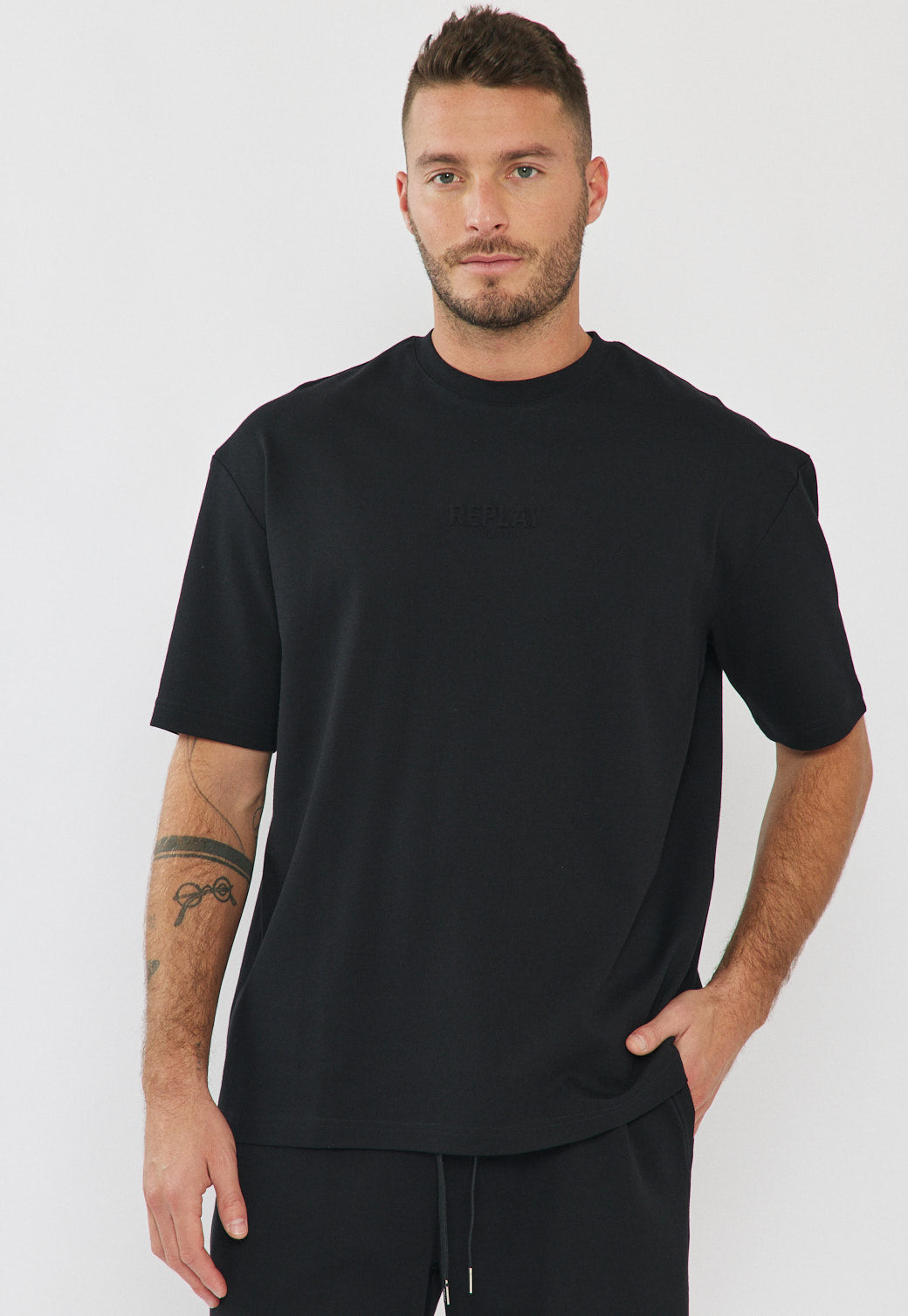 טי-שירט לגברים בצבע שחור