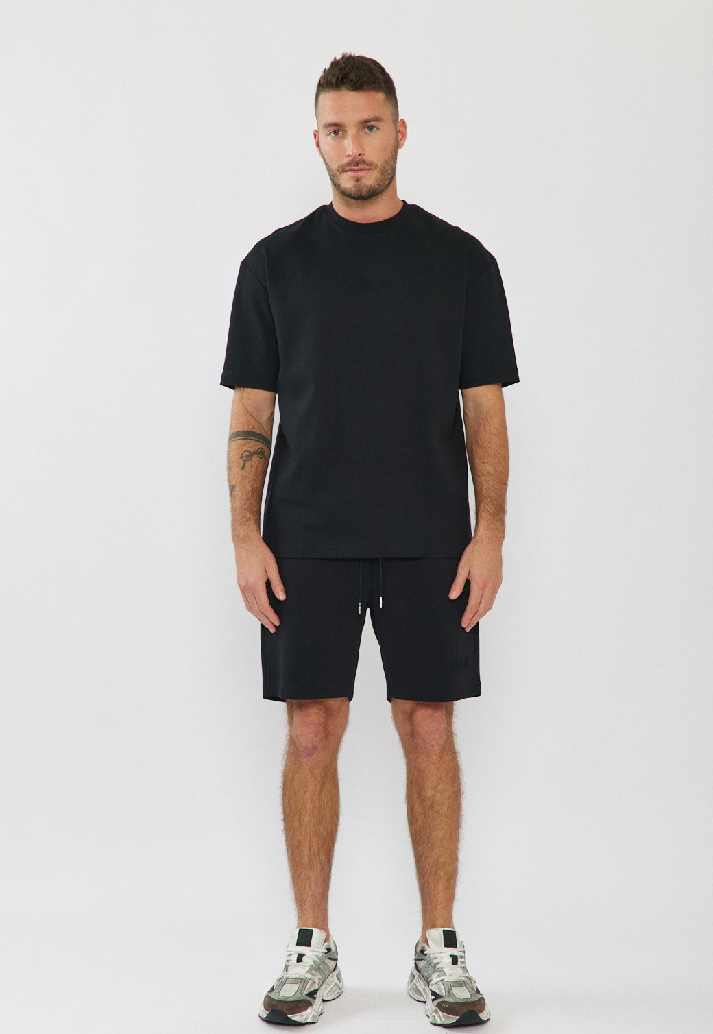 טי-שירט לגברים בצבע שחור