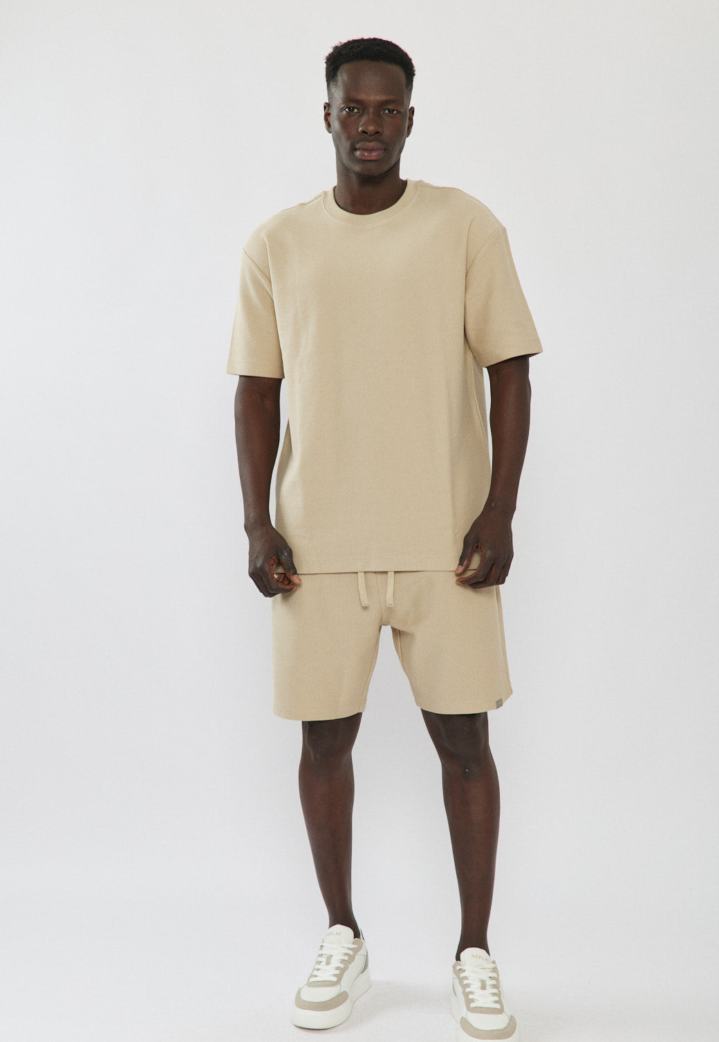 מכנסיים קצרים לגברים בצבע בז׳