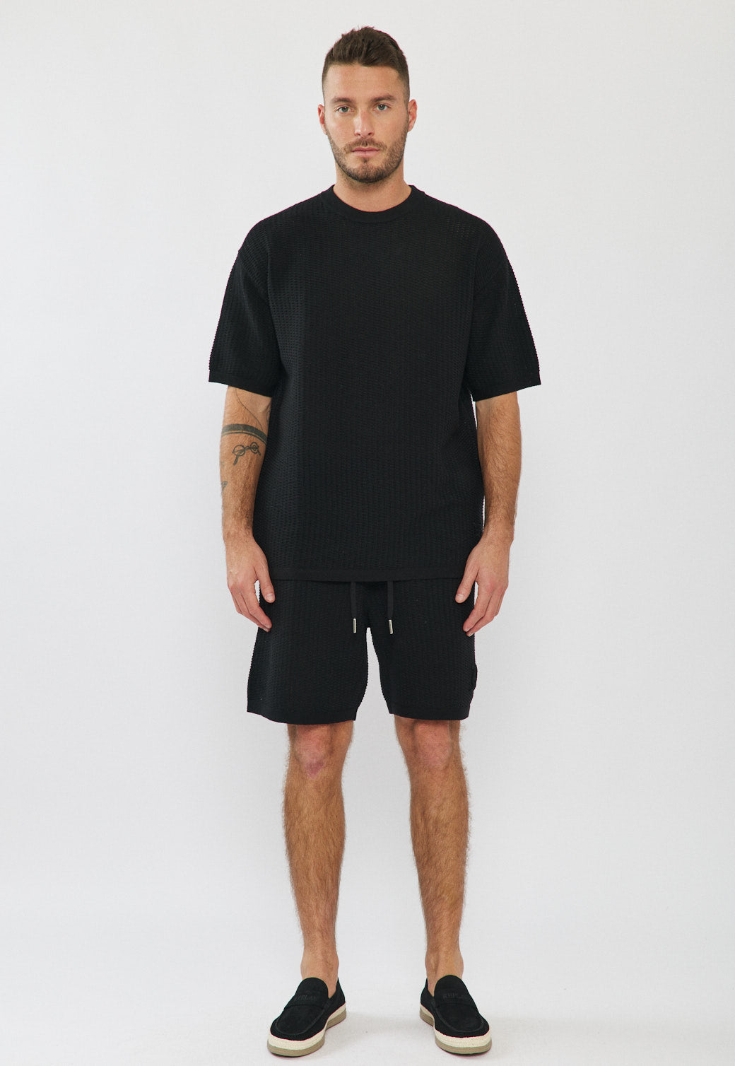 מכנסיים קצרים לגברים בצבע שחור