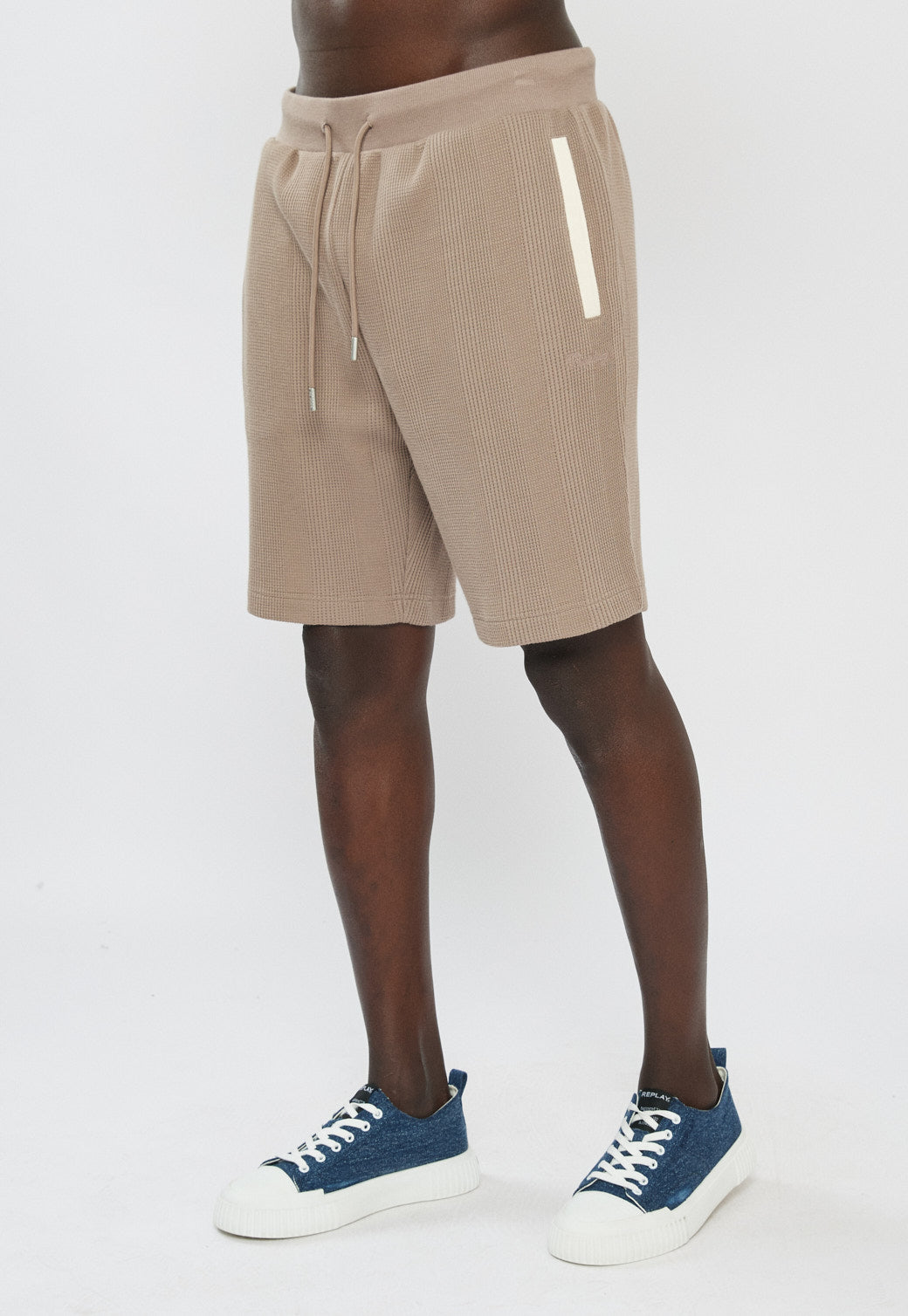 מכנסיים קצרים לגברים בצבע אפור