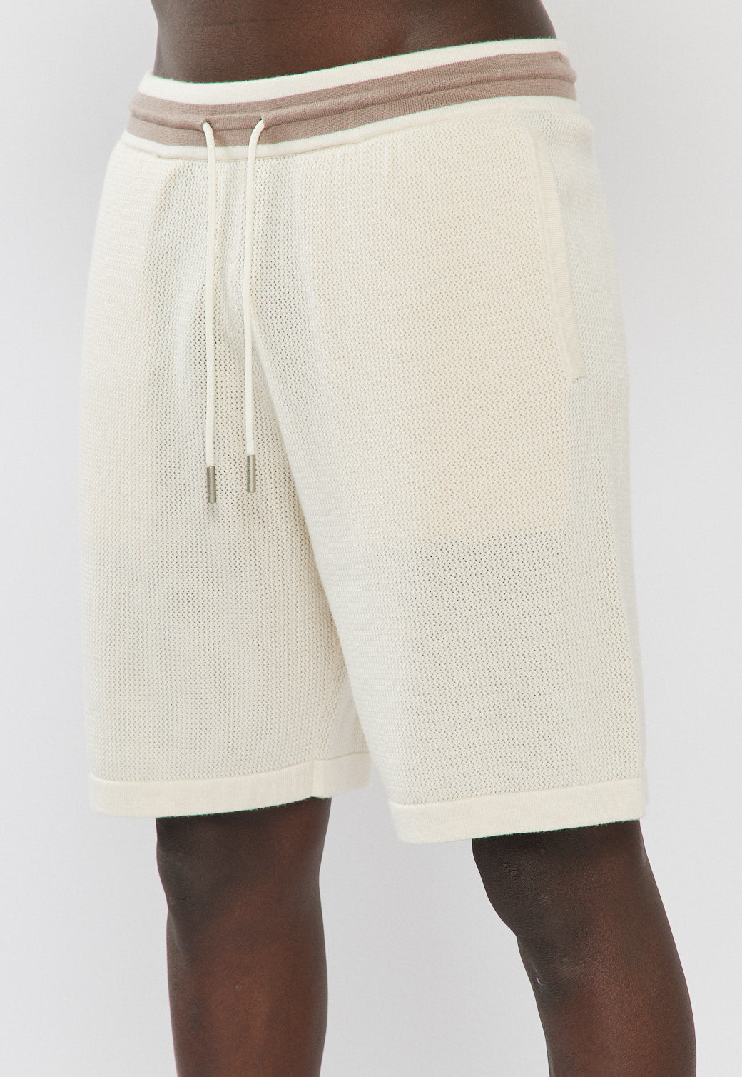 מכנסיים קצרים לגברים בצבע שמנת