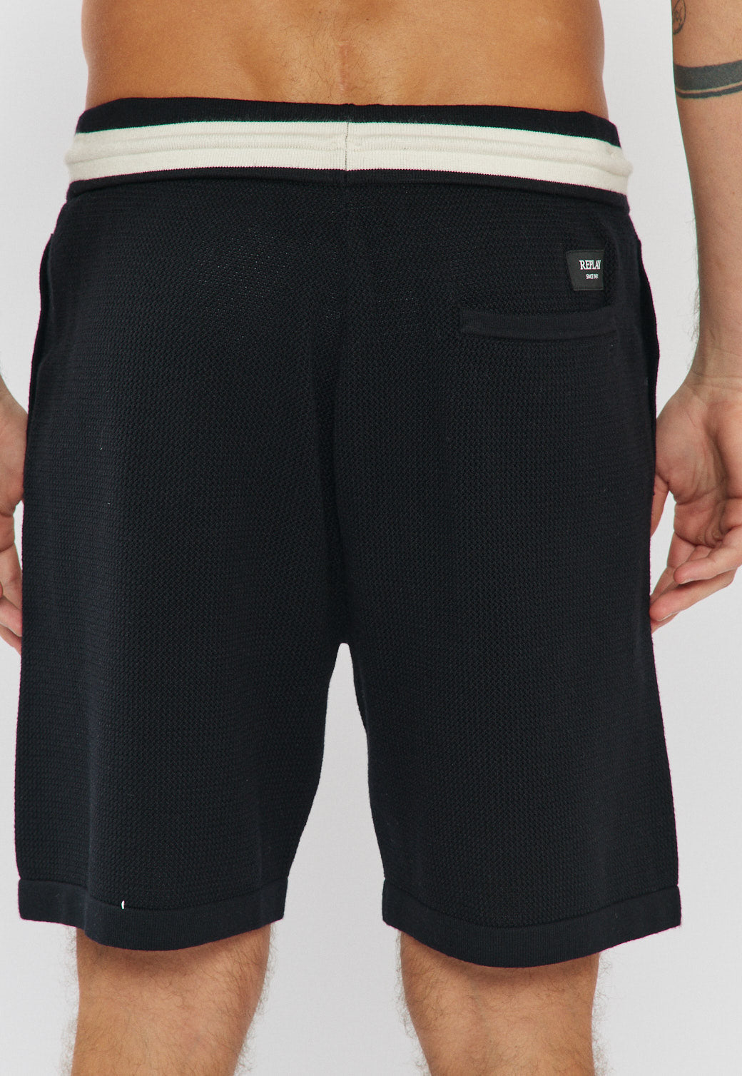 מכנסיים קצרים לגברים בצבע שחור
