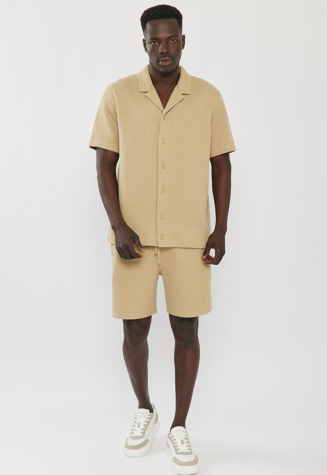 מכנסיים קצרים לגברים בצבע בז'