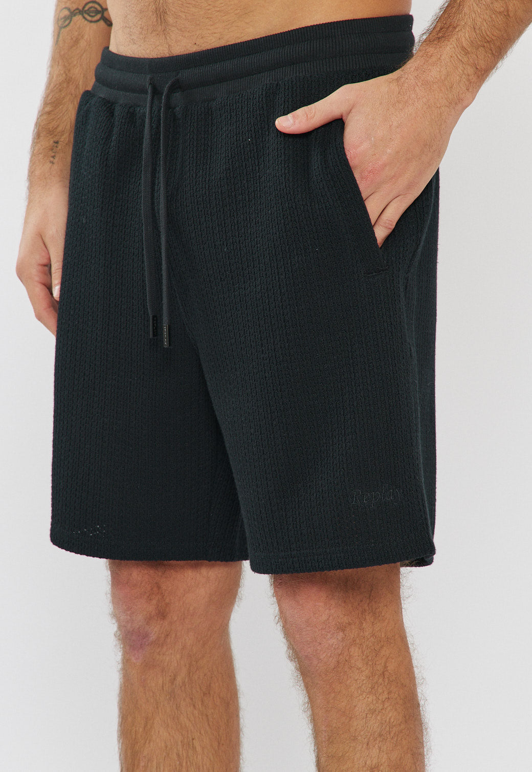 מכנסיים קצרים לגברים בצבע שחור