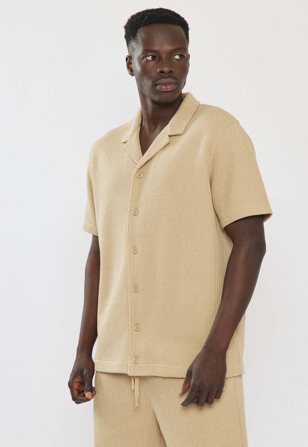 חולצה מכופתרת לגברים בצבע בז׳