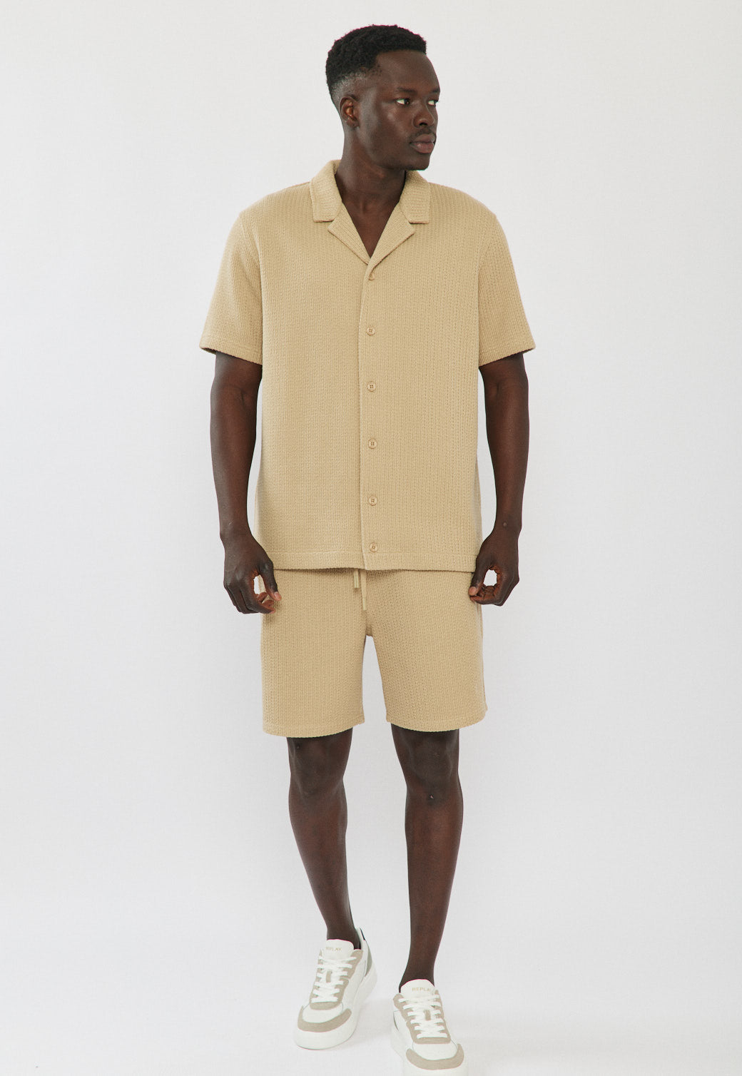 חולצה מכופתרת לגברים בצבע בז׳