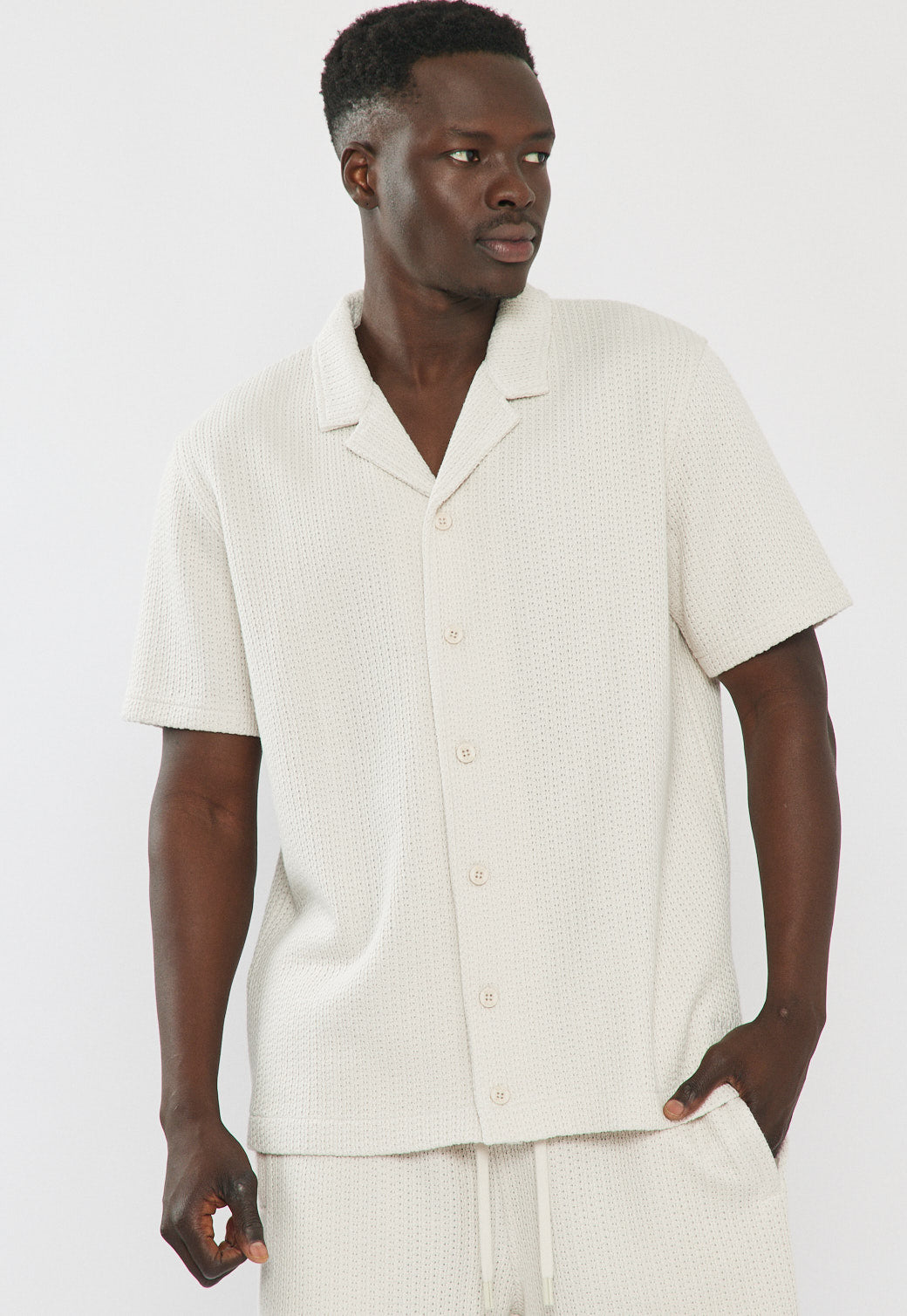 חולצה מכופתרת לגברים בצבע שמנת