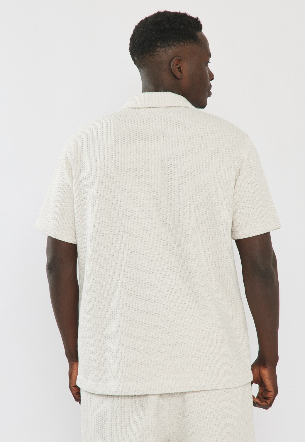 חולצה מכופתרת לגברים בצבע שמנת