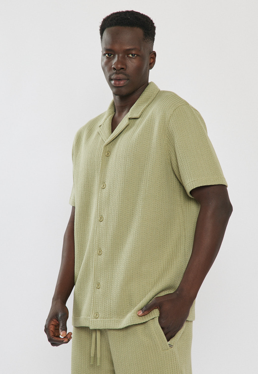 חולצה מכופתרת לגברים בצבע ירוק בהיר