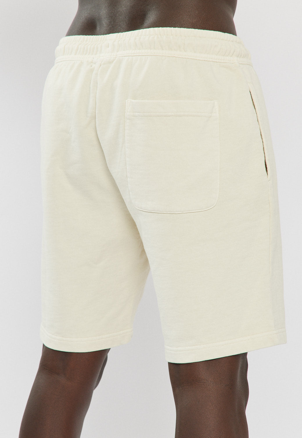 מכנסיים קצרים לגברים בצבע שמנת עם הדפס לוגו