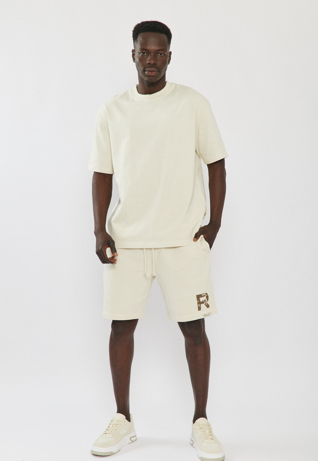 מכנסיים קצרים לגברים בצבע שמנת עם הדפס לוגו