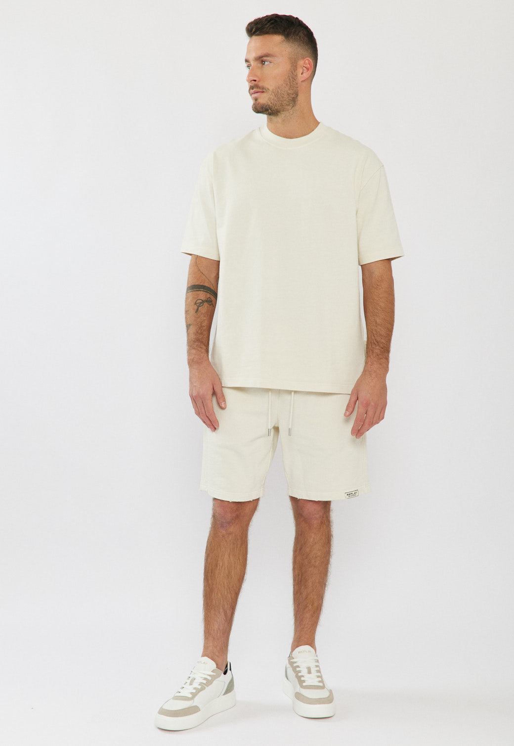 מכנסיים קצרים לגברים בצבע שמנת עם לוגו