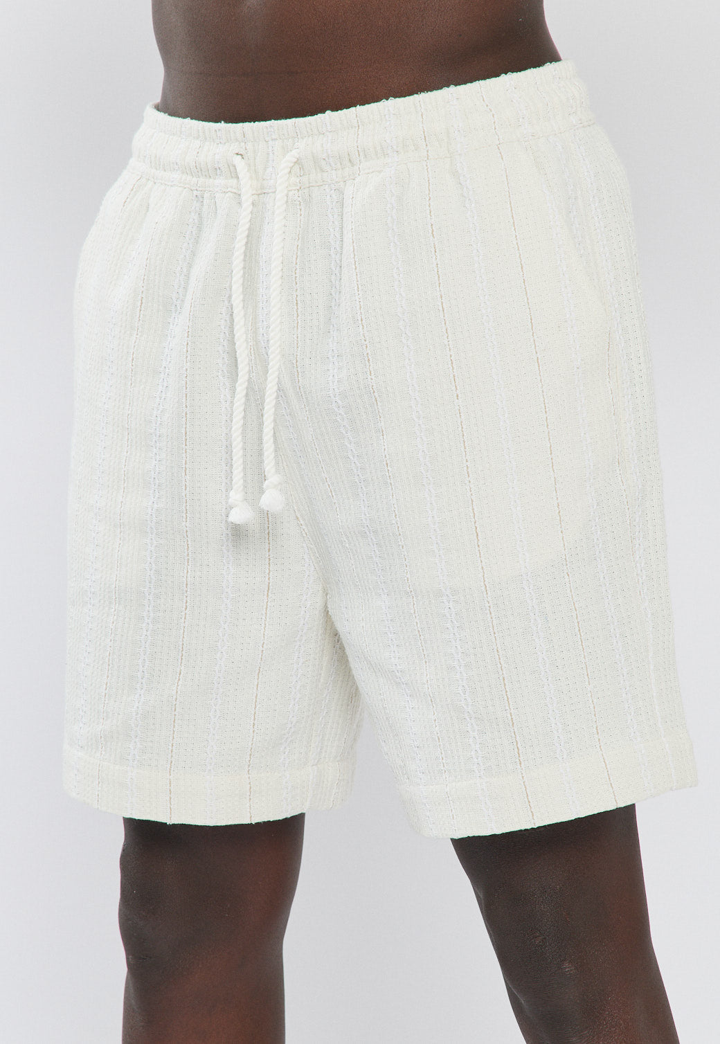 מכנסיים קצרים לגברים בצבע שמנת