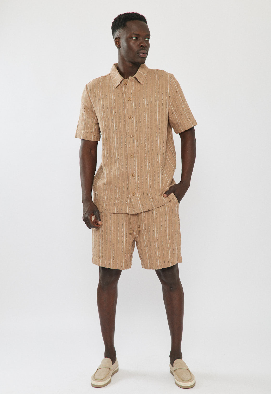 מכנסיים קצרים לגברים בצבע חום