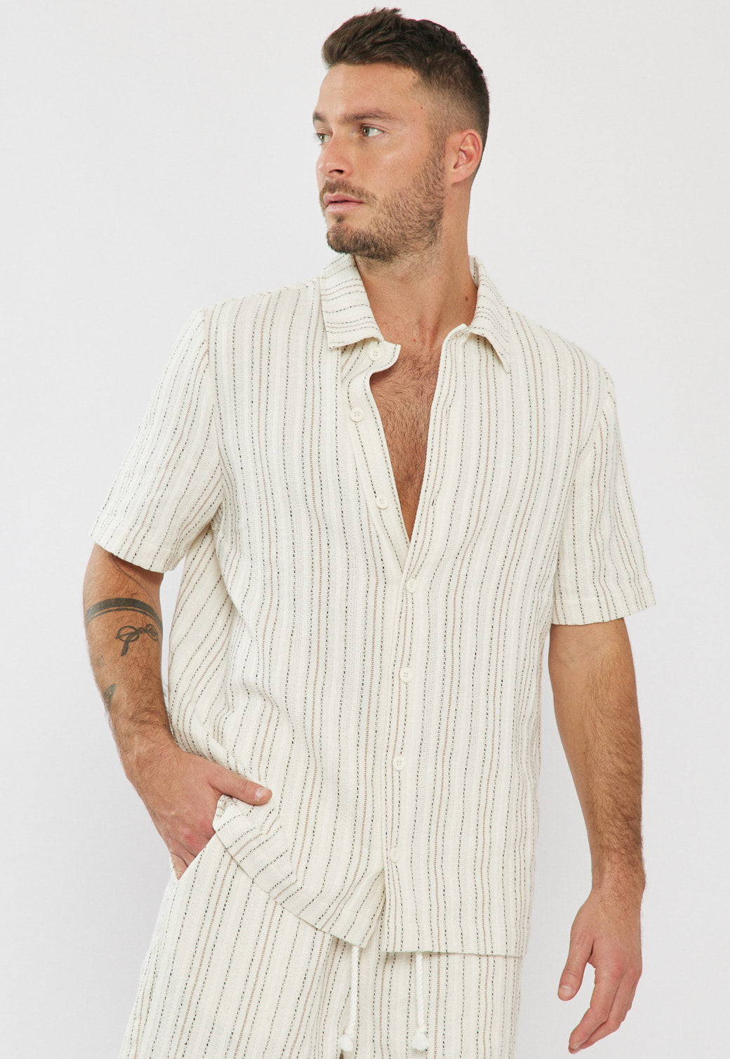 חולצה מכופתרת קצרה לגברים בצבע שמנת