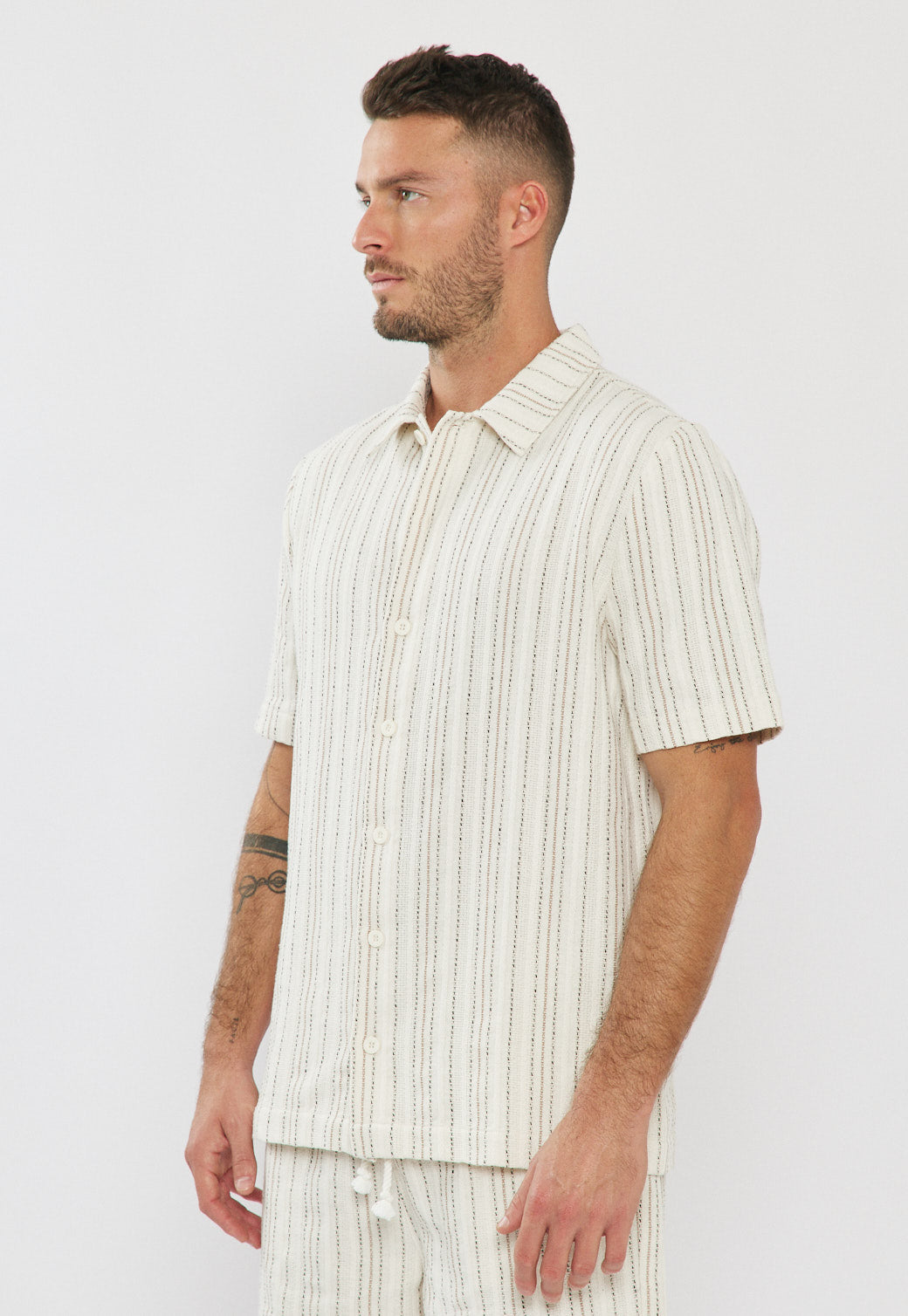 חולצה מכופתרת קצרה לגברים בצבע שמנת