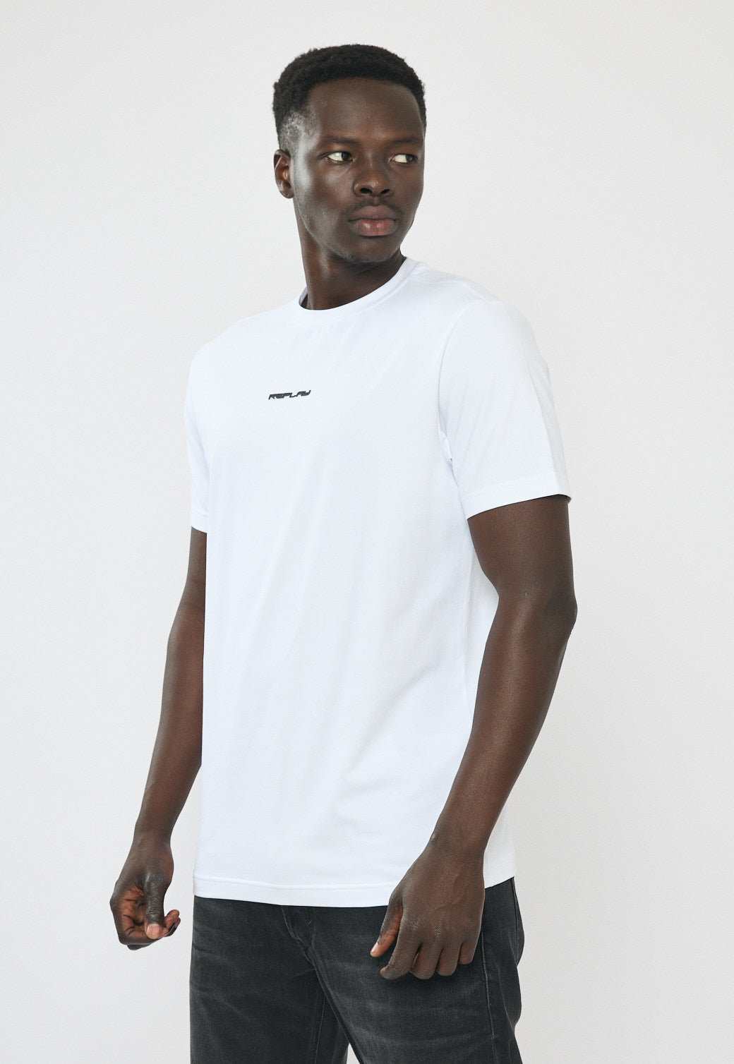 טי-שירט לגברים בצבע לבן עם לוגו