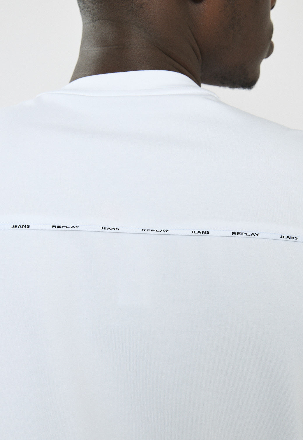 טי-שירט לגברים בצבע לבן עם לוגו