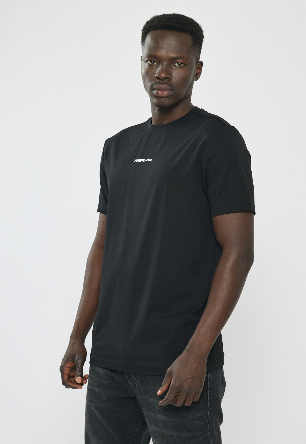 טי-שירט לגברים בצבע שחור עם לוגו