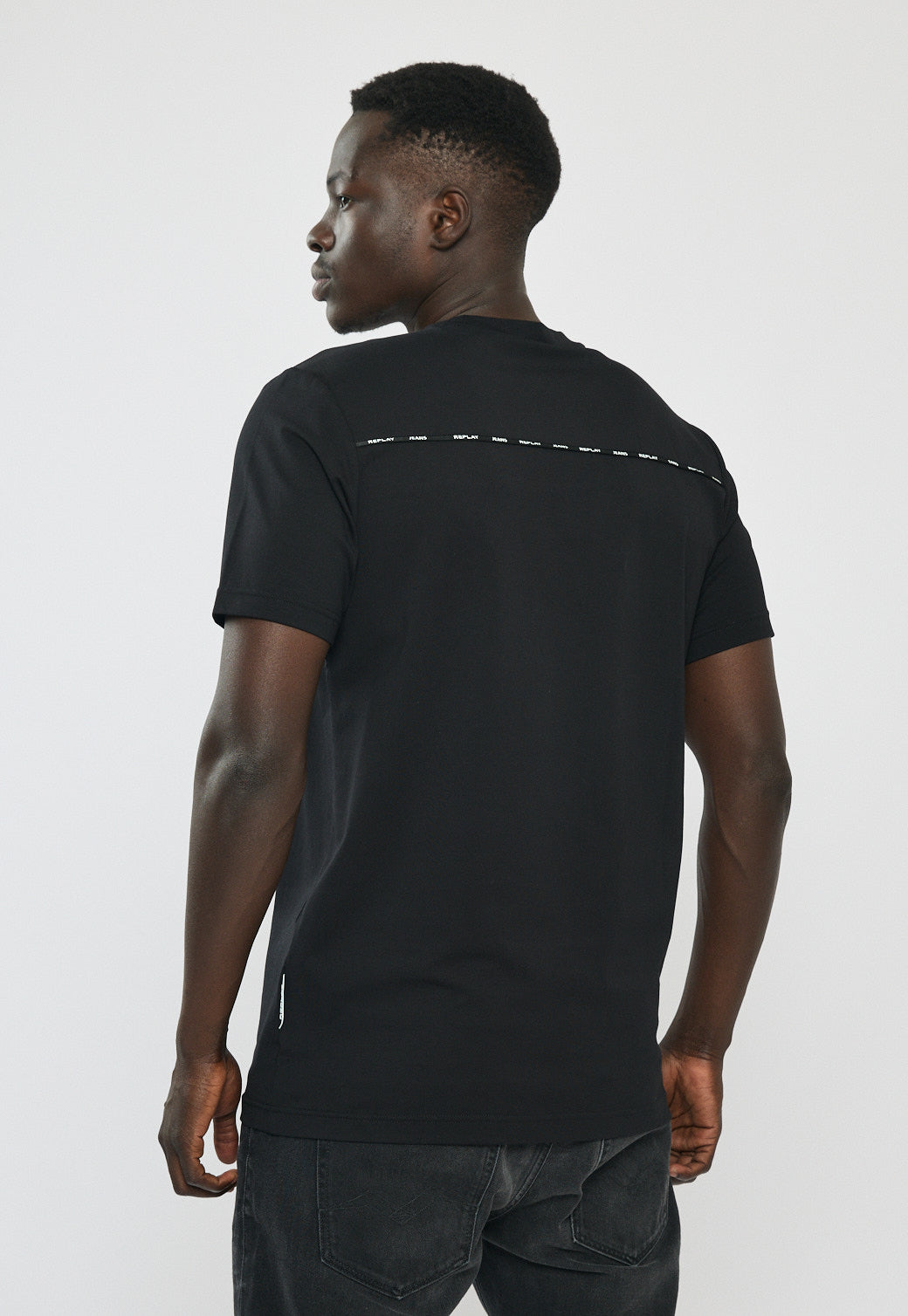 טי-שירט לגברים בצבע שחור עם לוגו