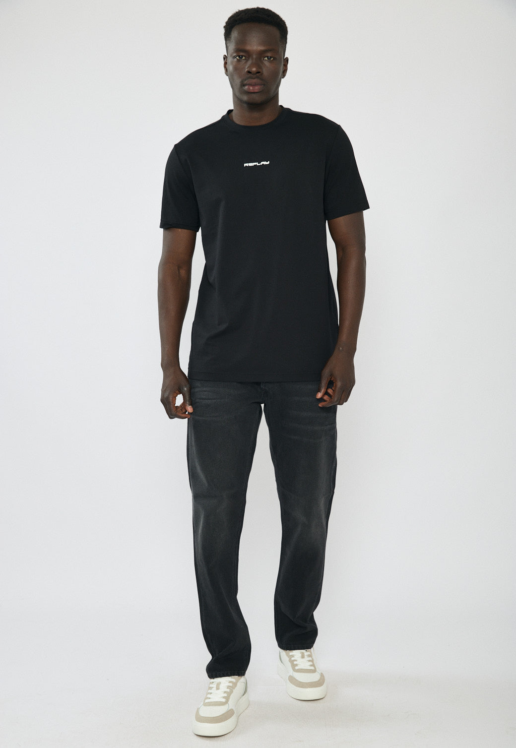 טי-שירט לגברים בצבע שחור עם לוגו