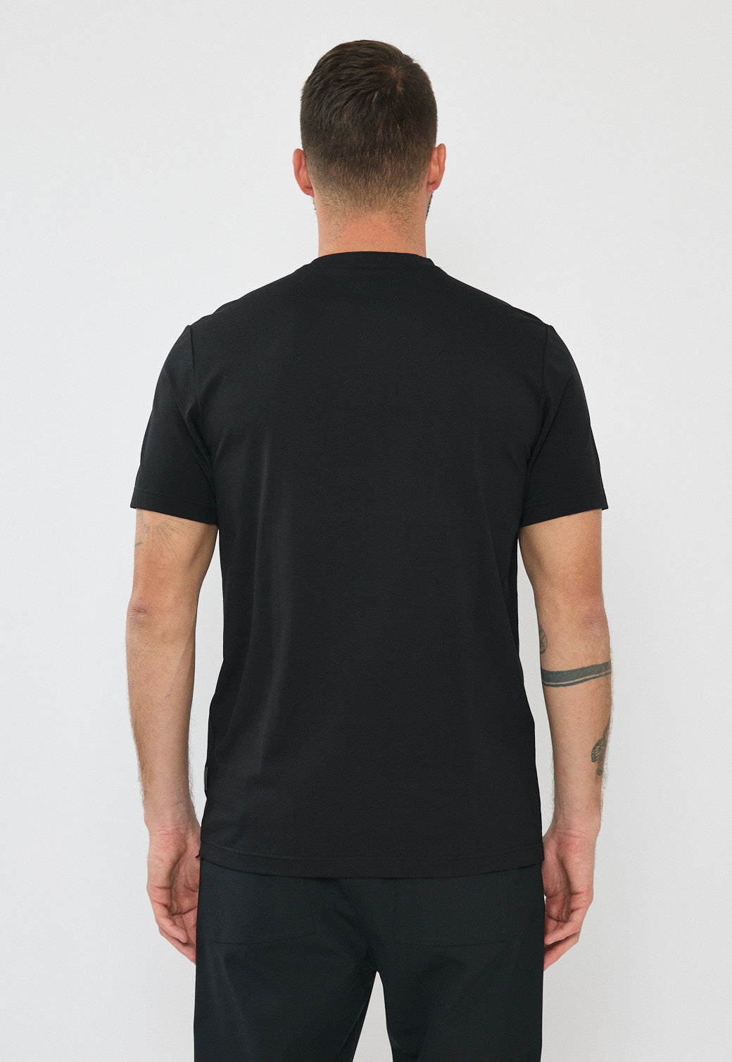טי-שירט לגברים בצבע שחור עם לוגו