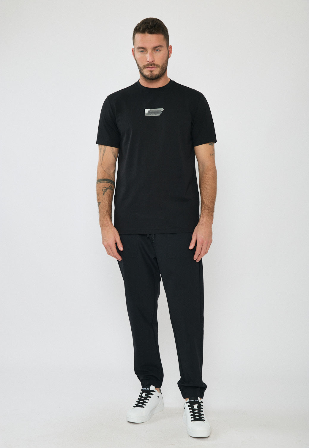 טי-שירט לגברים בצבע שחור עם לוגו