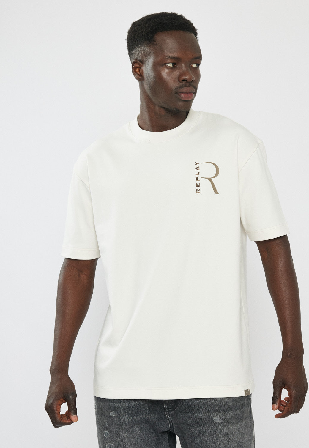 טי-שירט אוברסייז לגברים בצבע לבן עם לוגו