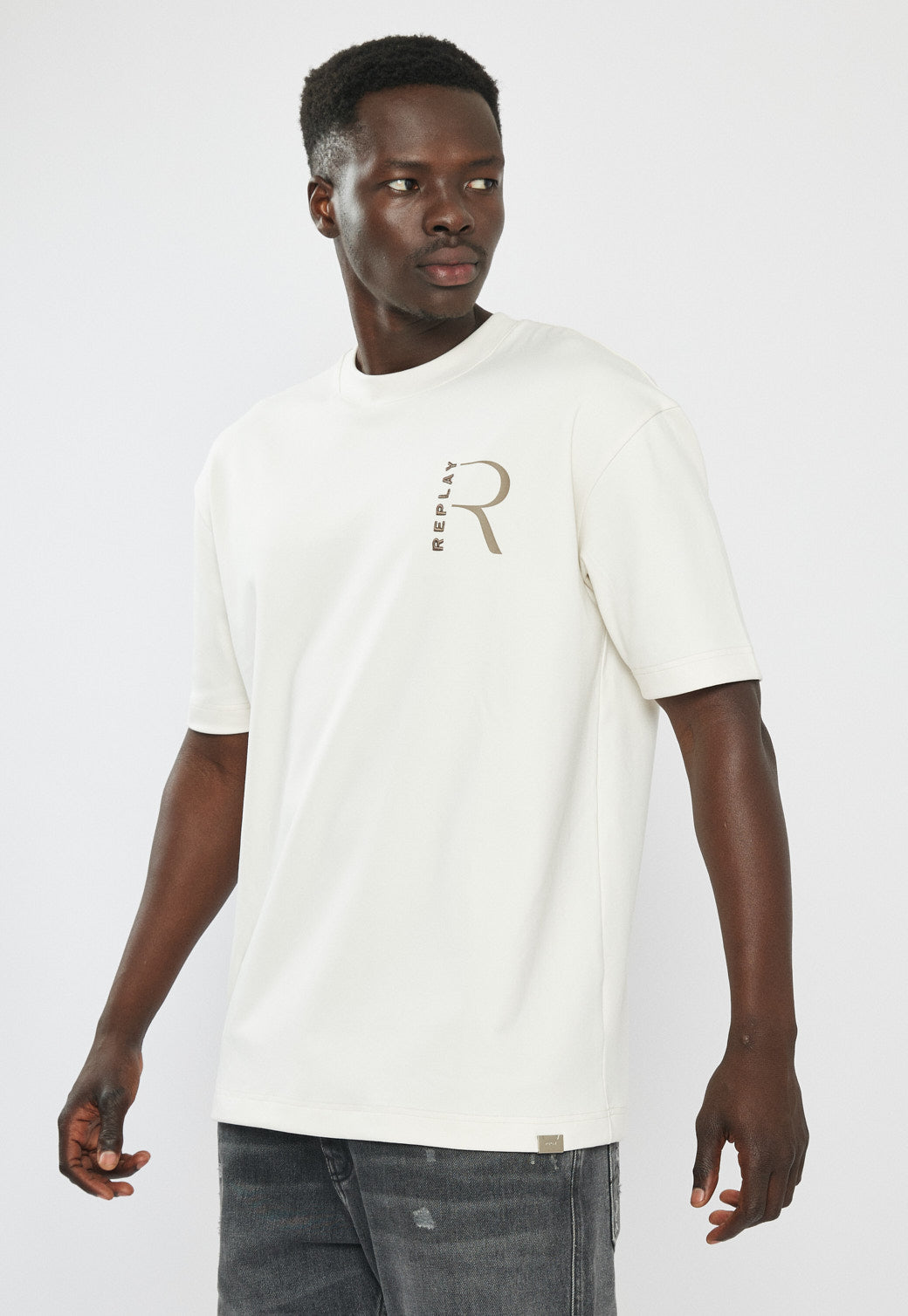 טי-שירט אוברסייז לגברים בצבע לבן עם לוגו