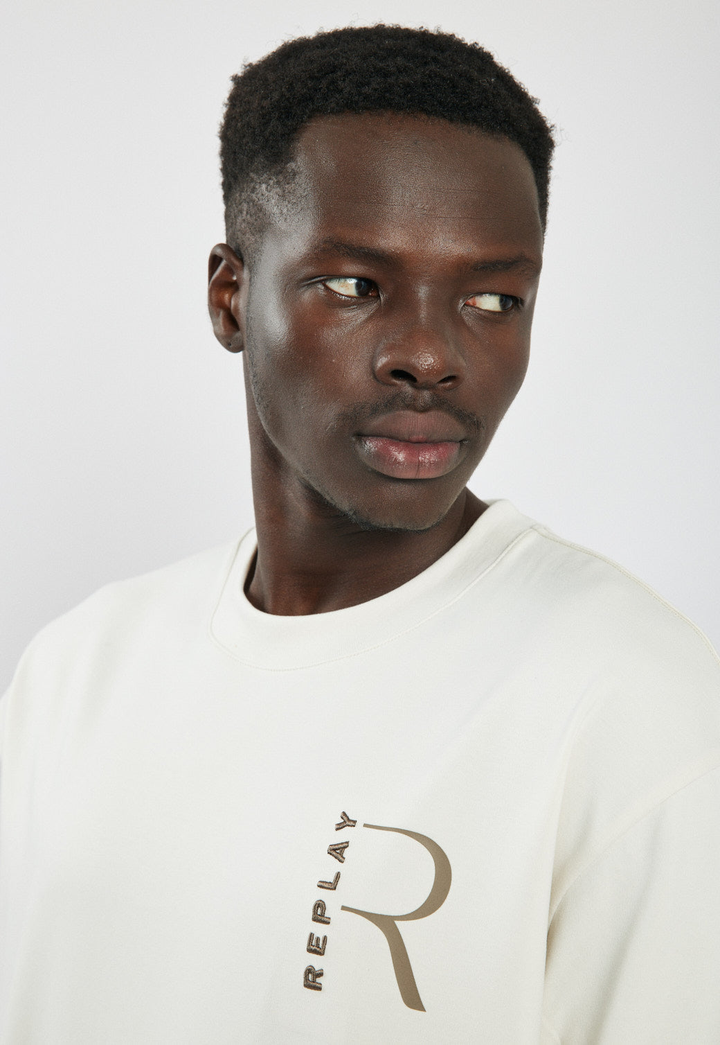 טי-שירט אוברסייז לגברים בצבע לבן עם לוגו