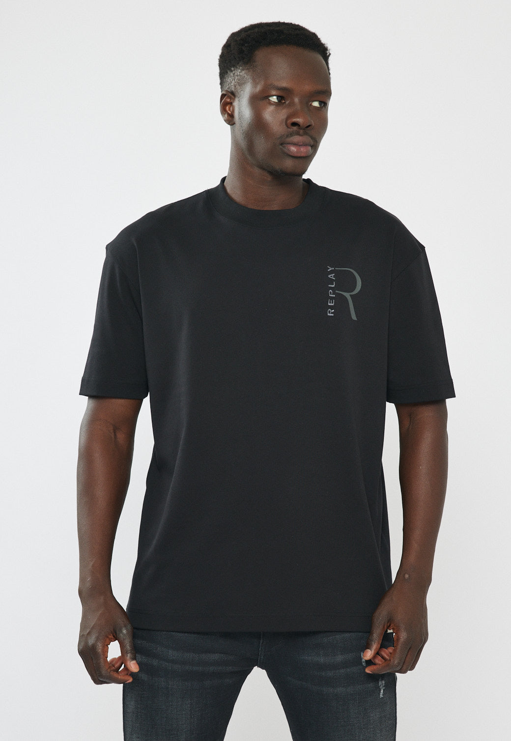 טי-שירט אוברסייז לגברים בצבע שחור עם לוגו והדפס בגב