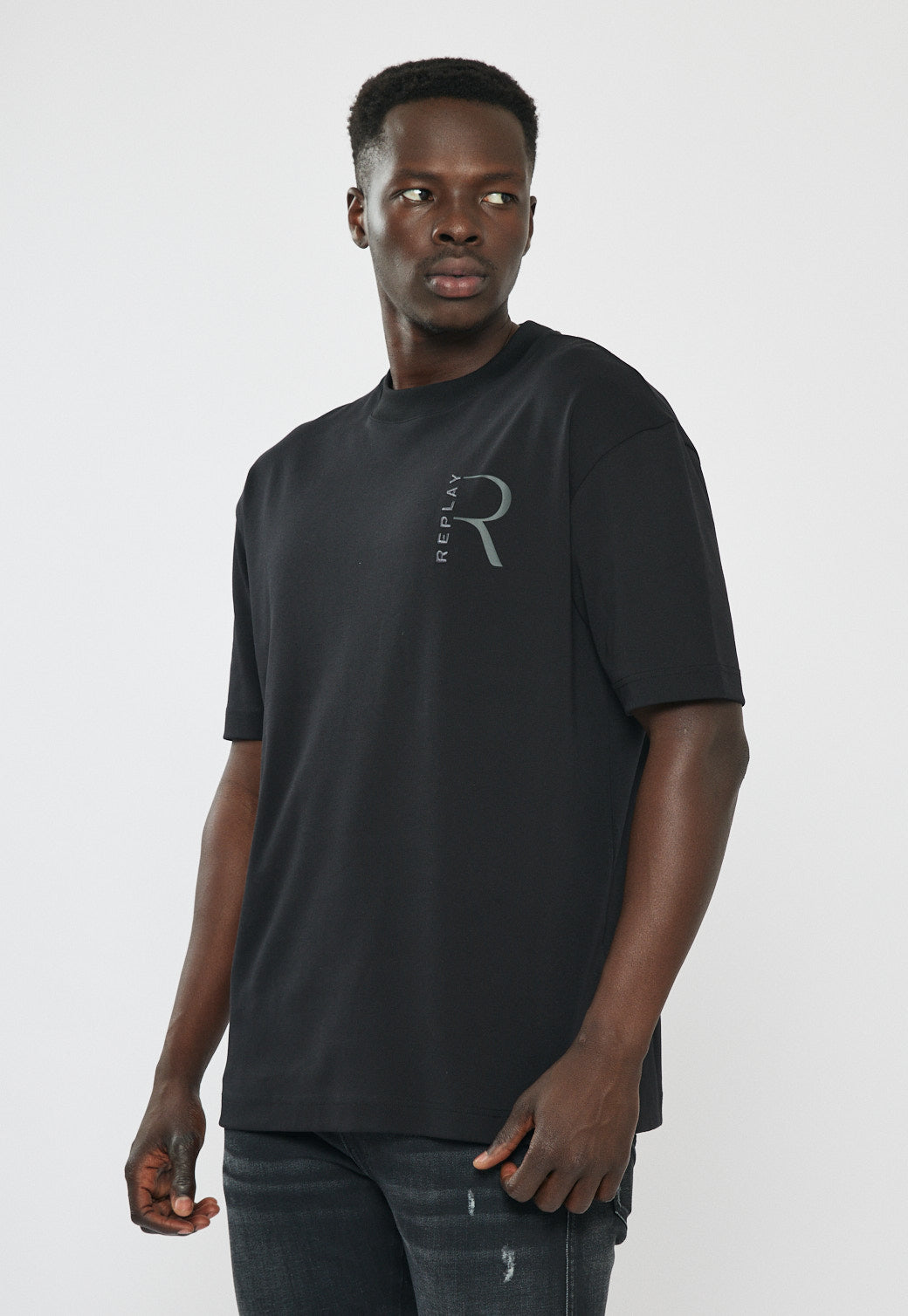 טי-שירט אוברסייז לגברים בצבע שחור עם לוגו והדפס בגב