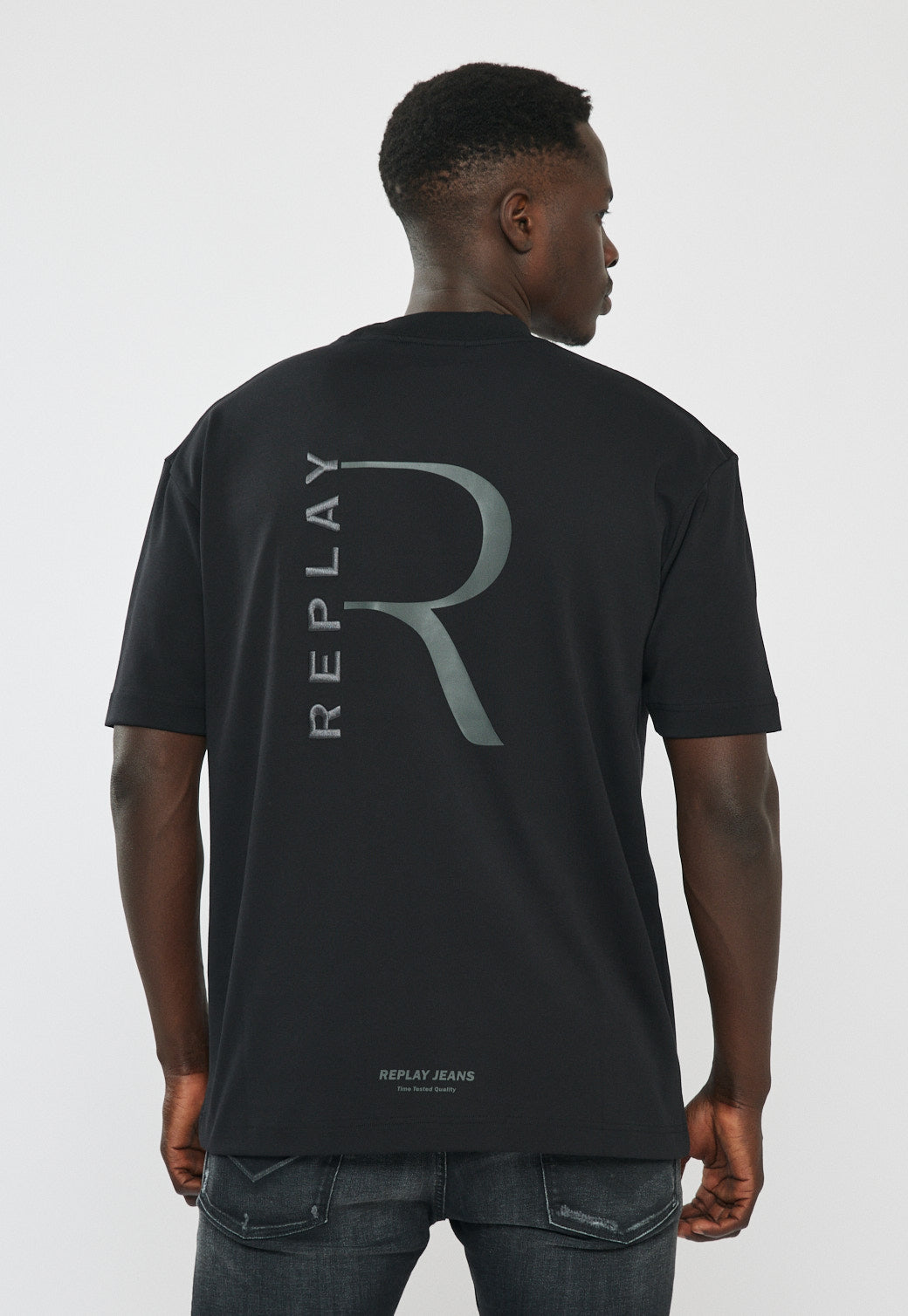 טי-שירט אוברסייז לגברים בצבע שחור עם לוגו והדפס בגב