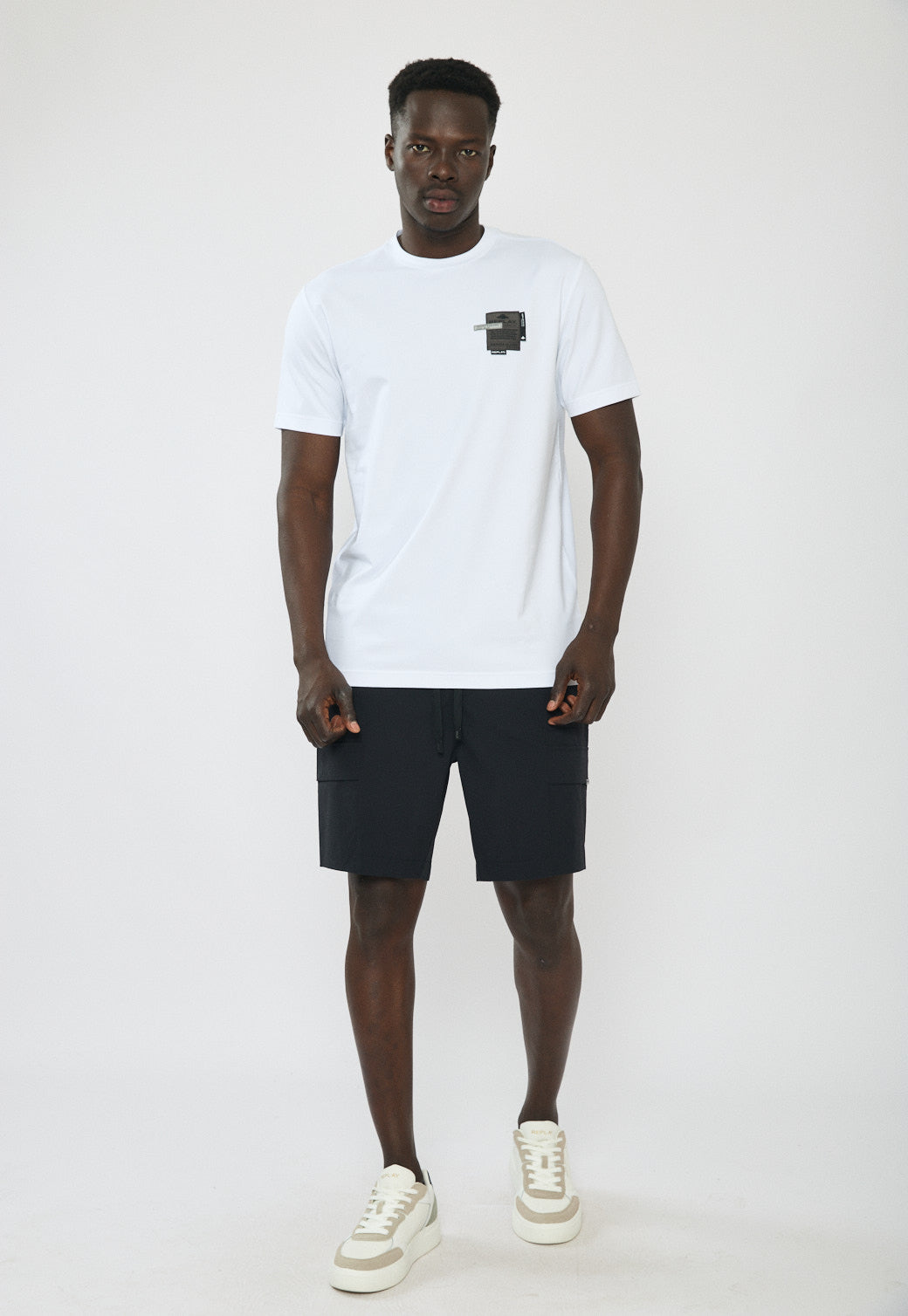 טי-שירט לגברים בצבע לבן עם הדפס