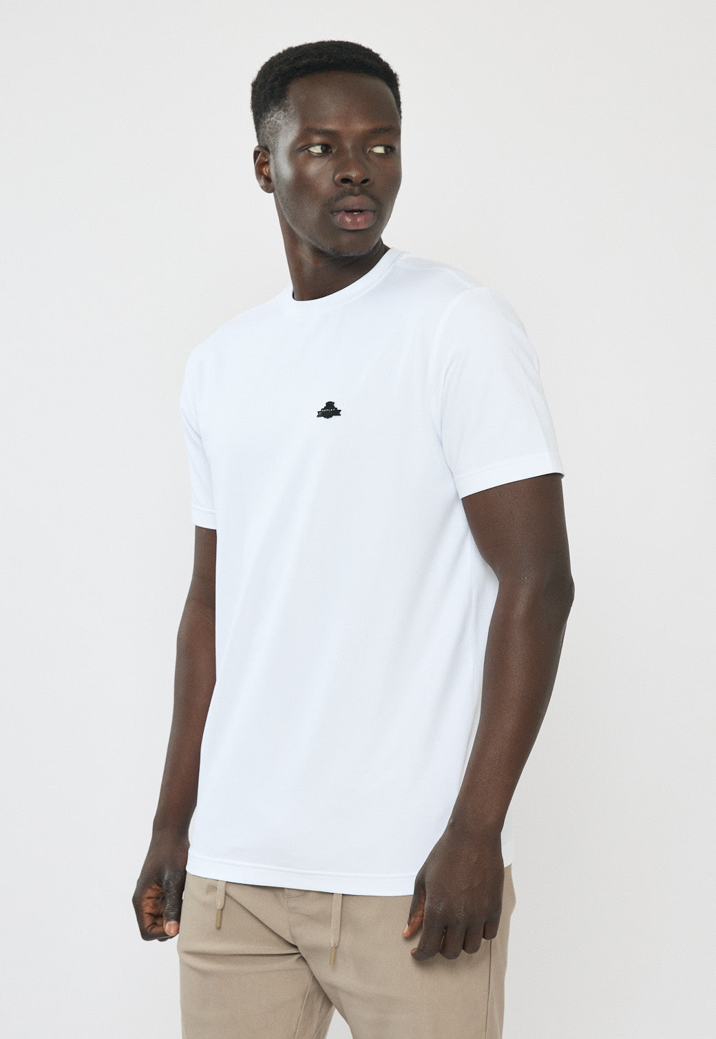 טי-שירט לגברים בצבע לבן עם לוגו