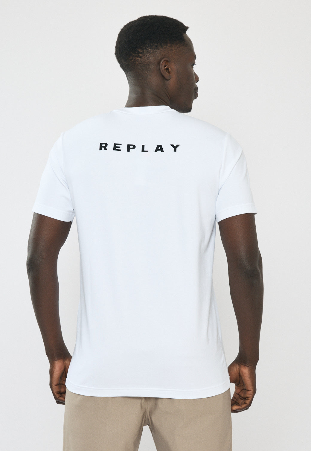טי-שירט לגברים בצבע לבן עם לוגו