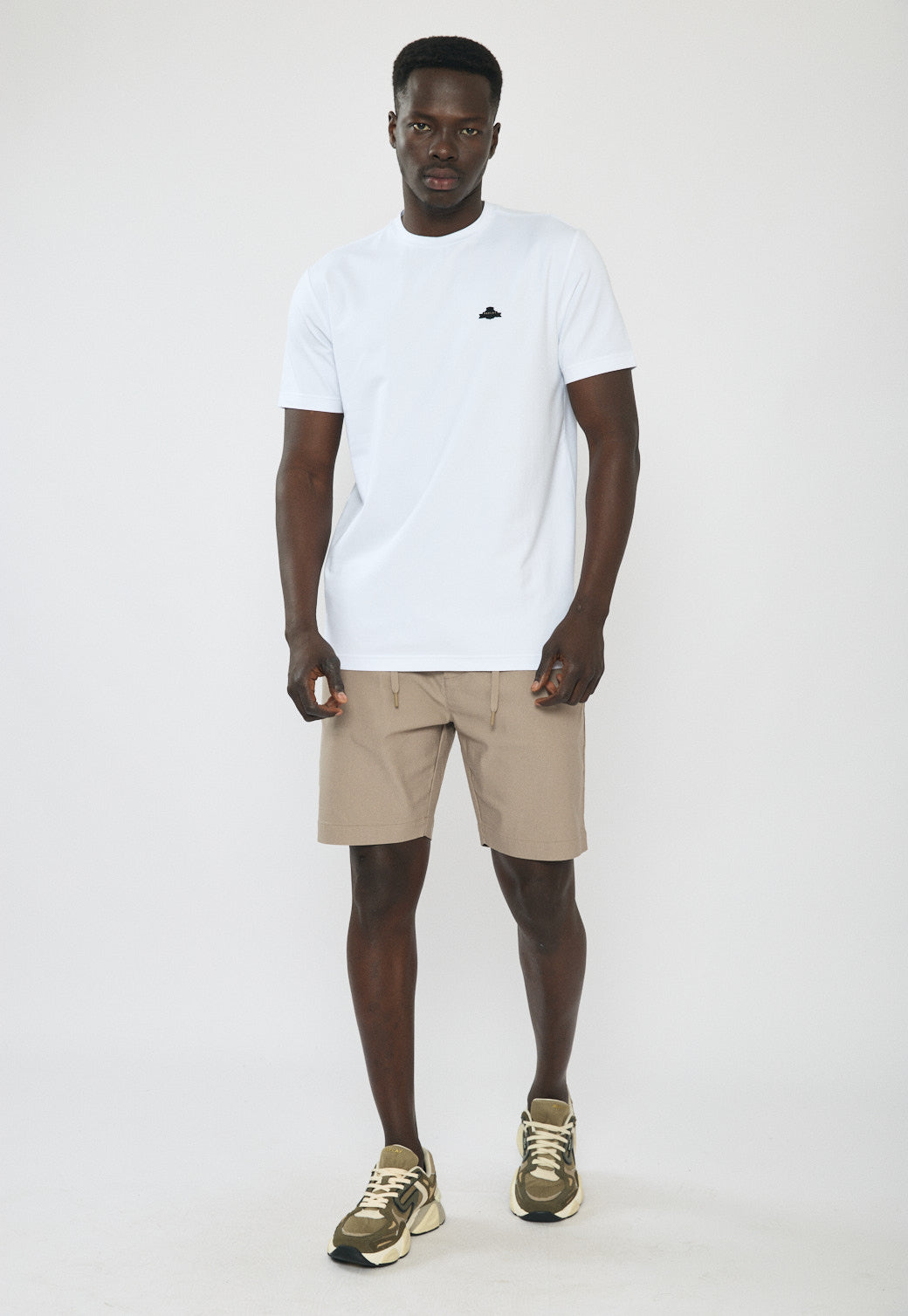 טי-שירט לגברים בצבע לבן עם לוגו