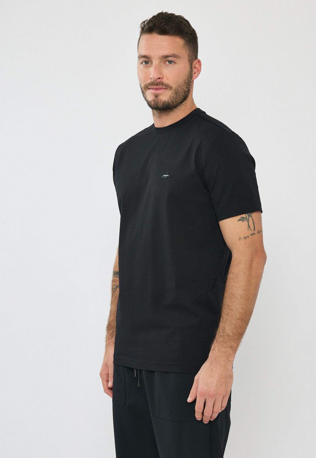 טי-שירט לגברים בצבע שחור עם לוגו