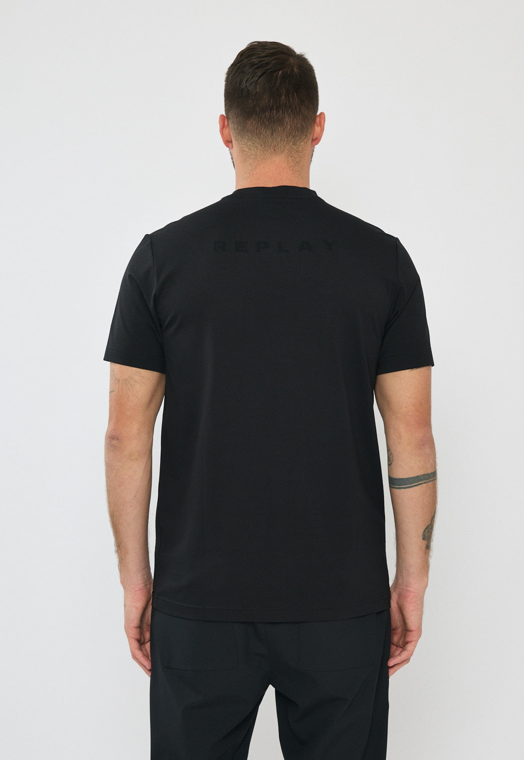 טי-שירט לגברים בצבע שחור עם לוגו