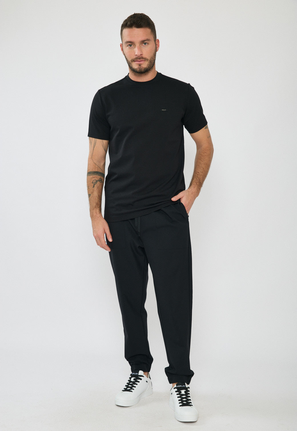 טי-שירט לגברים בצבע שחור עם לוגו