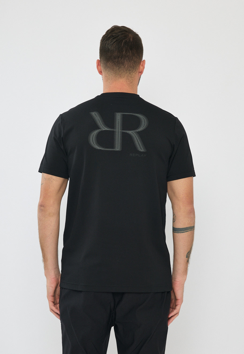 טי-שירט לגברים בצבע שחור עם לוגו