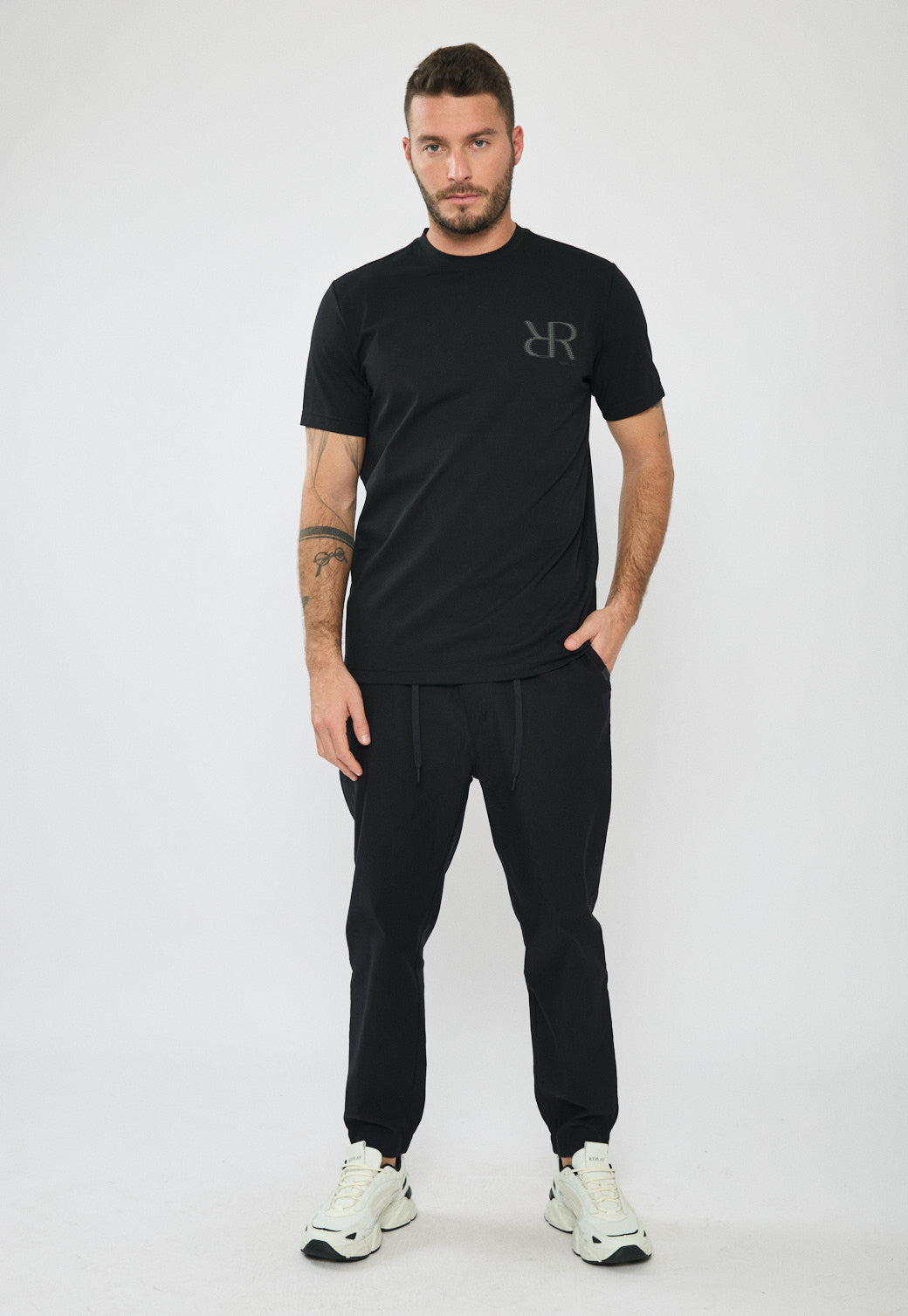 טי-שירט לגברים בצבע שחור עם לוגו