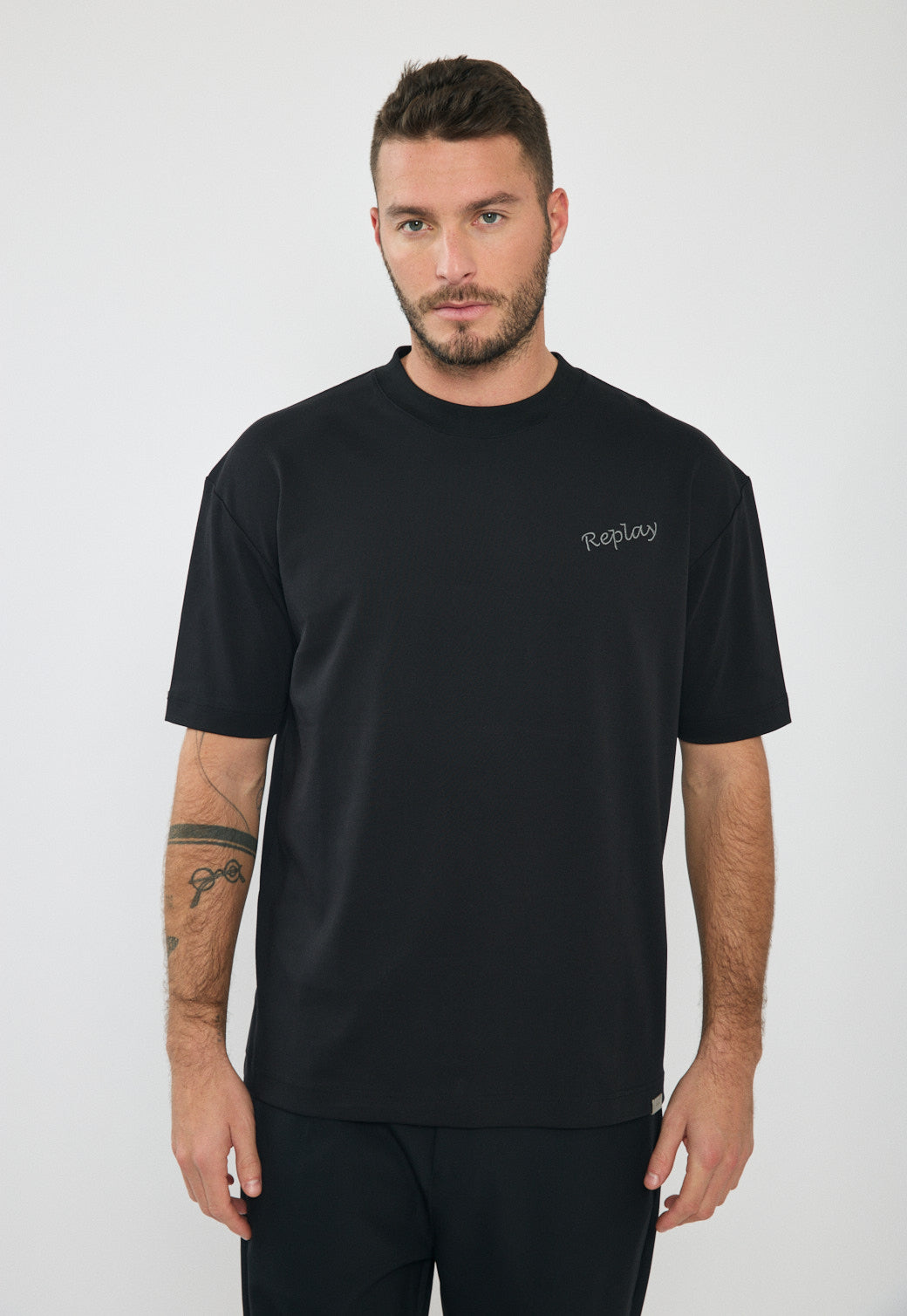 טי-שירט אוברסייז לגברים בצבע שחור עם לוגו והדפס בגב