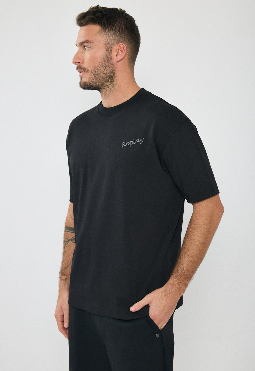 טי-שירט אוברסייז לגברים בצבע שחור עם לוגו והדפס בגב