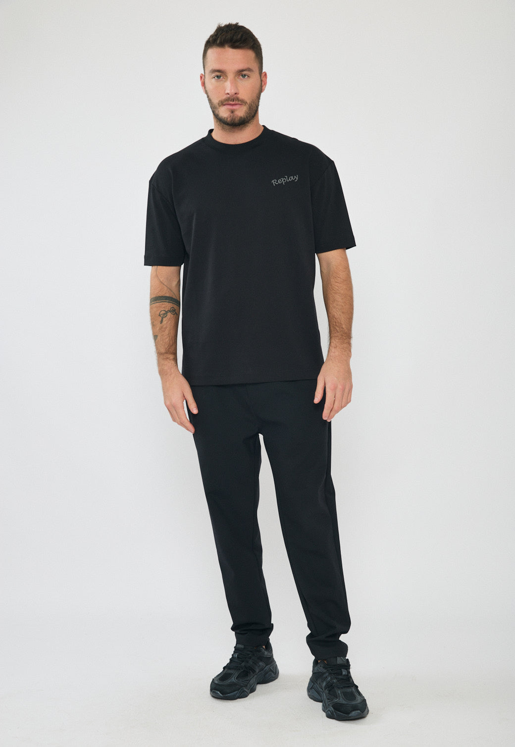 טי-שירט אוברסייז לגברים בצבע שחור עם לוגו והדפס בגב